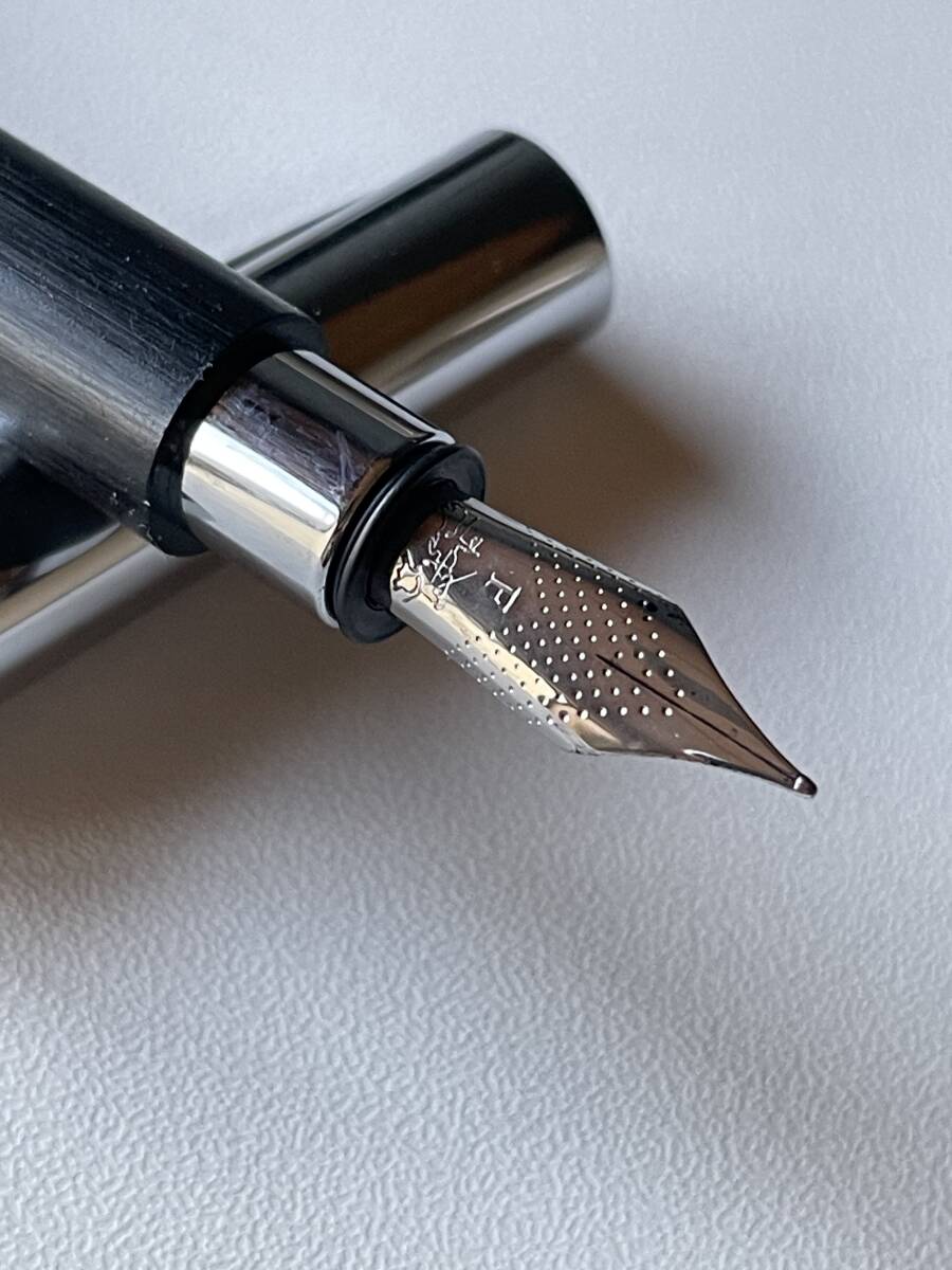 【ファーバーカステル アンビション 万年筆 ペン先(F)替えインク10カート付 (黒・シルバー)万年筆】used拍卖