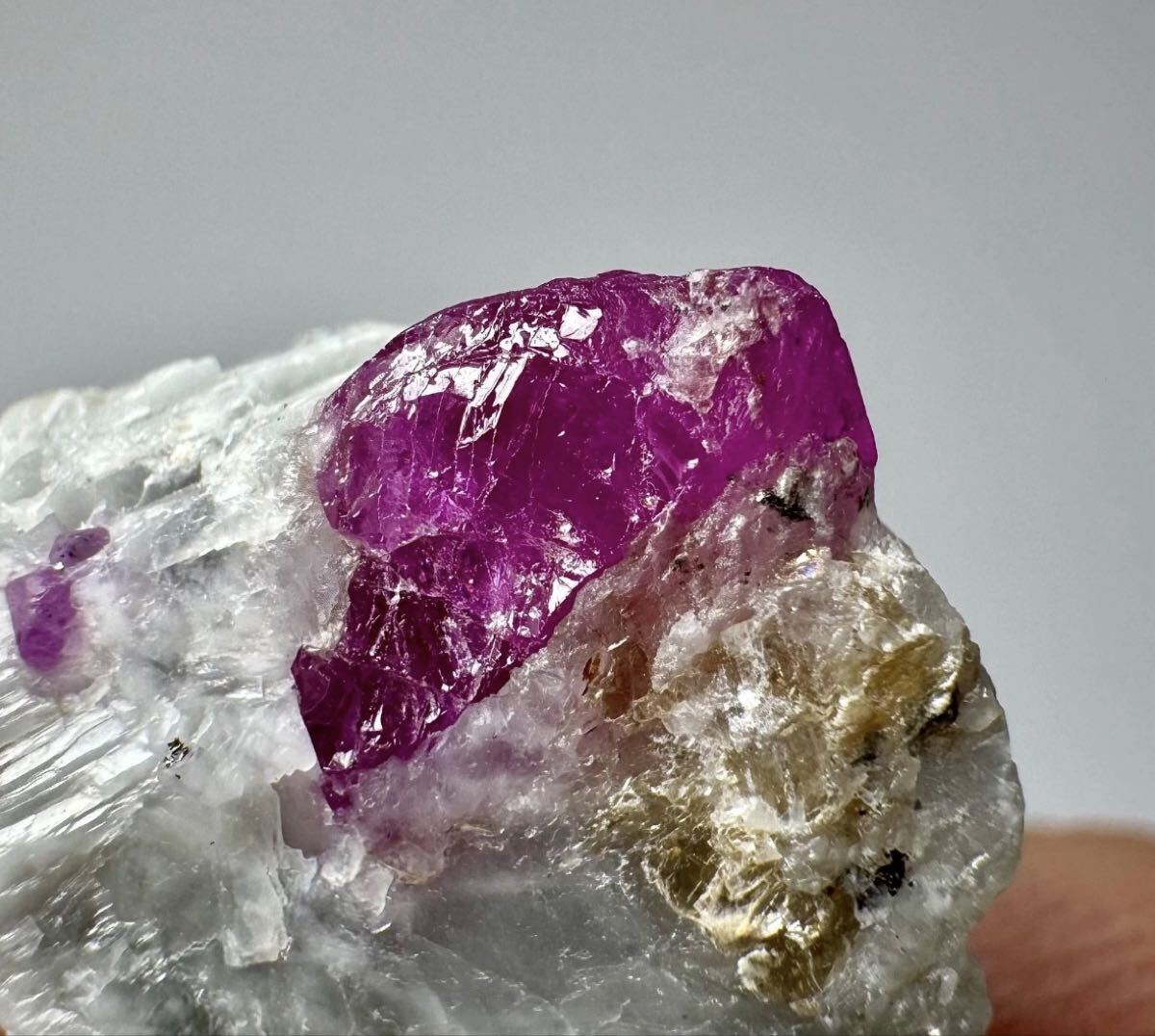 天然ルビー 結晶 母岩付き 17ct ジェグダラク産 アフガニスタン コランダム 鉱物標本 原石拍卖