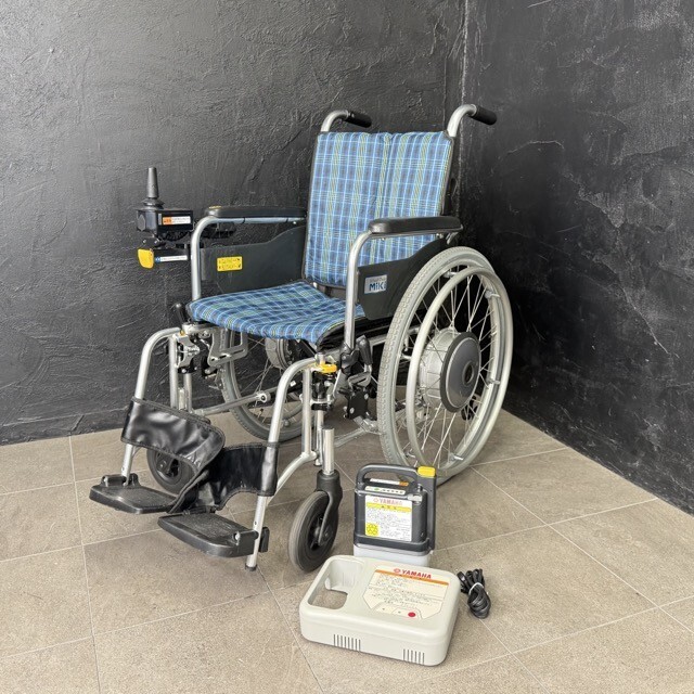 手渡し歓迎 動作保証 Wheel Chair MIKI 電動車椅子 介助用 YAMAHA 電動ユニット 車いす ミキ 自走用標準型 バッテリー 充電器付き / 303863拍卖