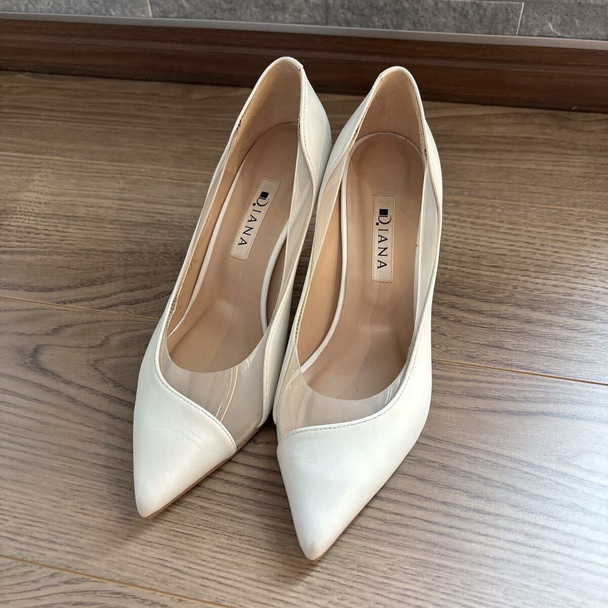 【送料無料・ほぼ新品】DIANA ダイアナ パンプス ポインテッドトゥ クリア素材 ホワイト ベージュ ハイヒール ヒール 22.5cm拍卖