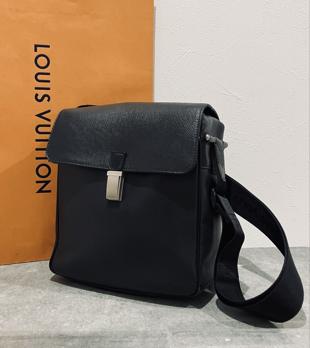 LOUIS VUITTON ● 新品同様 ルイヴィトン タイガ ショルダーバッグ レザー バッグ ショルダー バック拍卖
