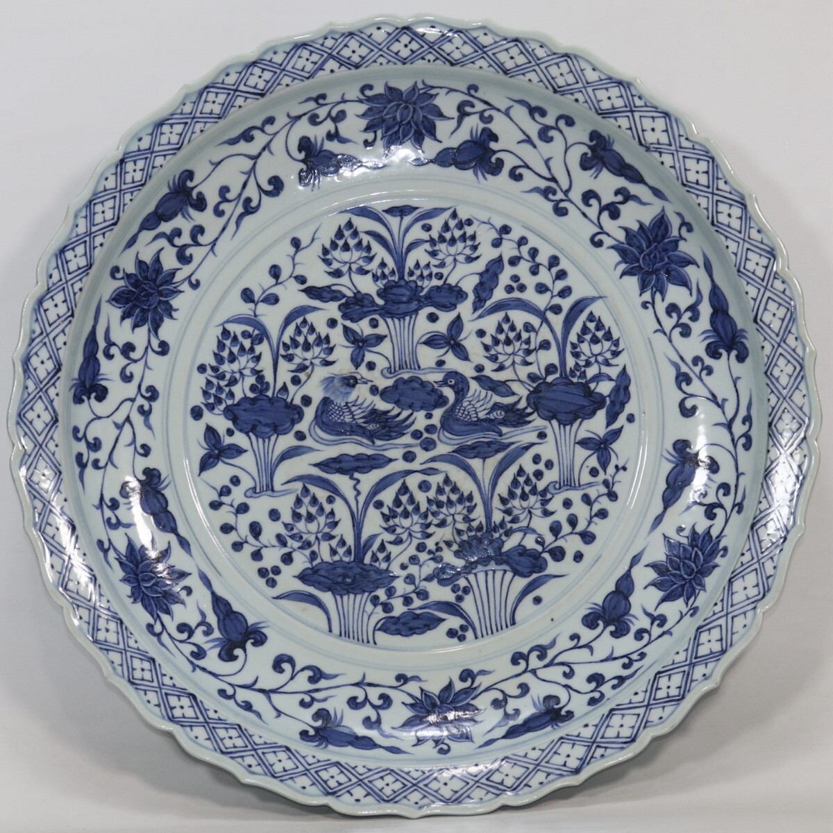 中国古美術 元時代 青花 皿 陶磁器 骨董 古玩 時代物 中国美術 古美術 骨董品 唐物 当時物 口径46cm w18拍卖