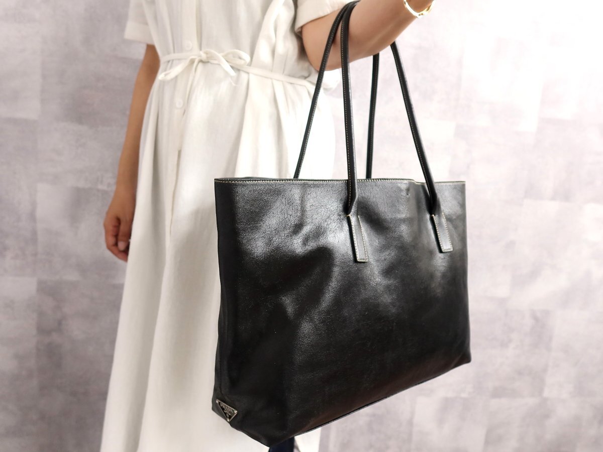 ●美品●PRADA プラダ●三角ロゴプレート●カーフ レザー 本革●トート バッグ●黒●シルバー金具●肩掛け●イタリア製●A4 収納●Js69878拍卖