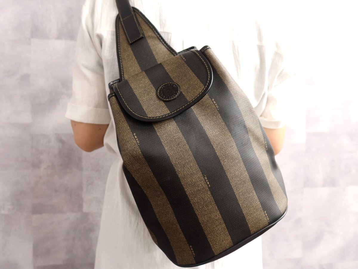 ●超美品●FENDI フェンディ●ペカン●PVC カーフ レザー 本革●ボディ ショルダー バッグ●黒 ブラウン●ゴールド金具●斜め掛け●Js69891拍卖