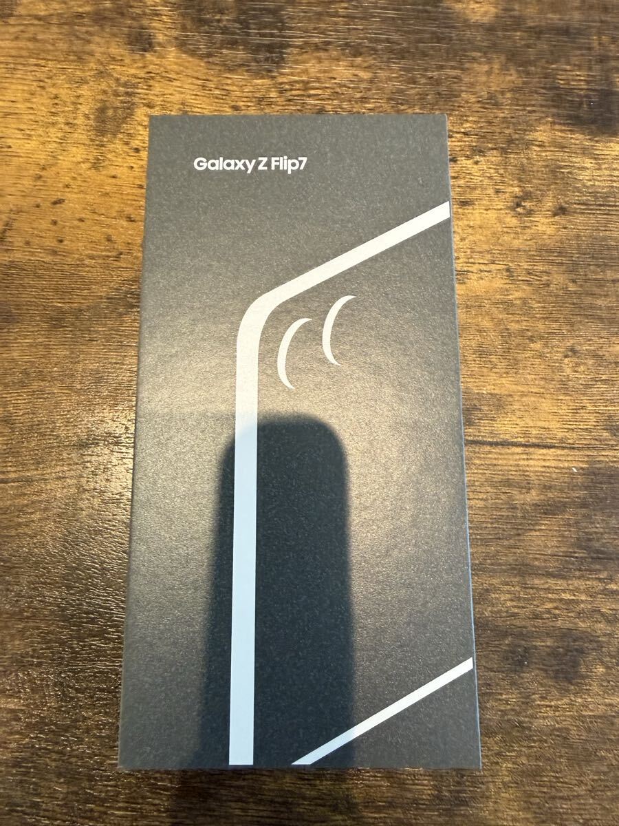 【ほぼ新品】Galaxy Z Flip7 256GB SIMフリー 修理後1日使用 残債なし ケース・レンズカバー付き拍卖