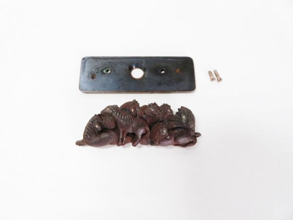 【1717】明治時代 煙草入れの前金具 鉄地 群馬紋 ネジ付(煙草入金具・腰堤・コレクター一括買取品)拍卖