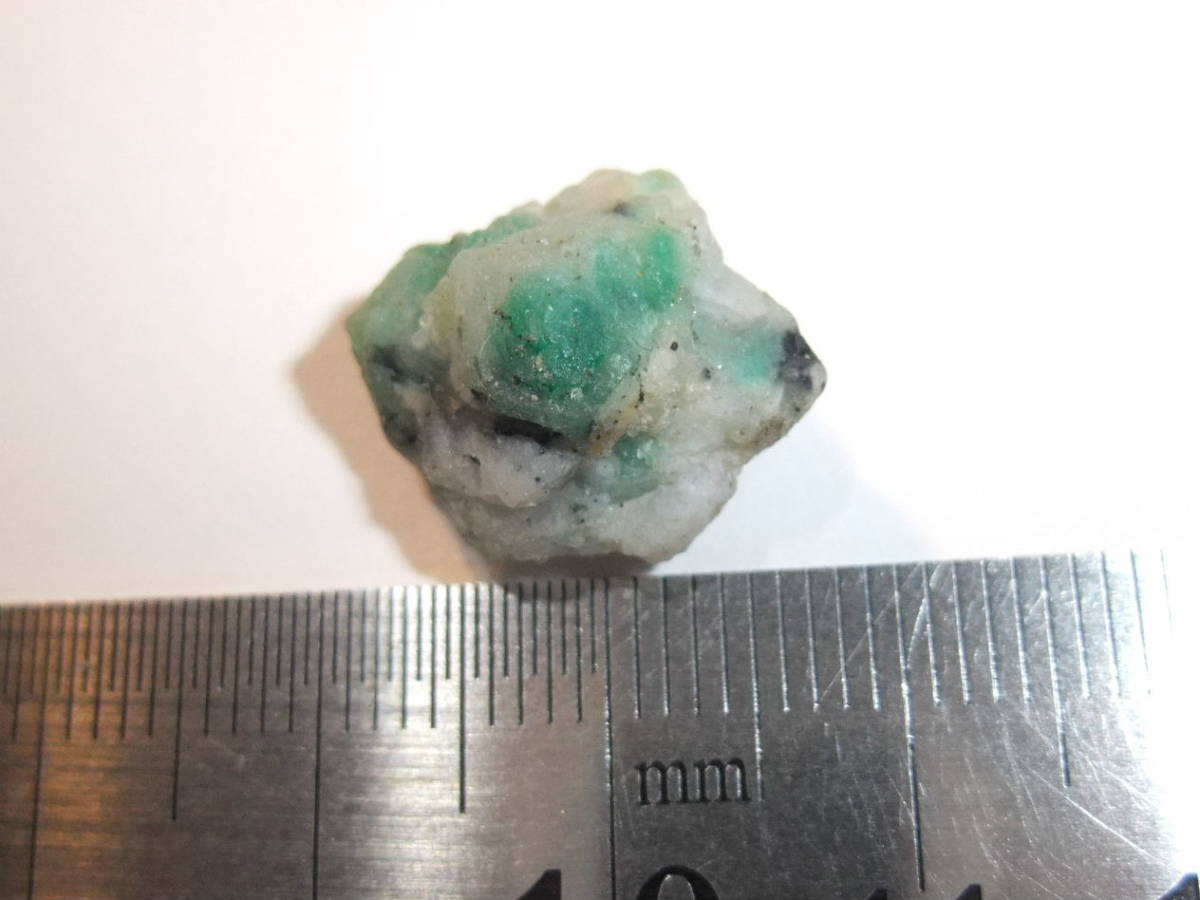 エメラルドemerarudo原石9.15ct 天然石!原石母岩付きルース 1 ☆エメラルド原石 パワーストーン幸運を招く石 色々まとめてたくさん同梱可能拍卖