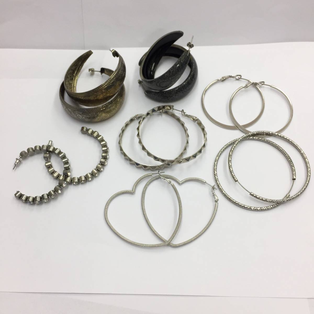 ピアス 7個セットフープタイプ 大ぶり系 クール 格好良い 銀色/シルバーカラー 黒×銀色ラメ など拍卖