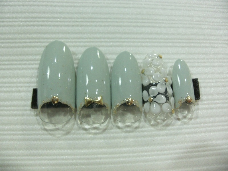 (定型外orクリックポスト発送込) 逆フレンチにポイントは3Dのお花でネイルチップ ジェル使用作品拍卖