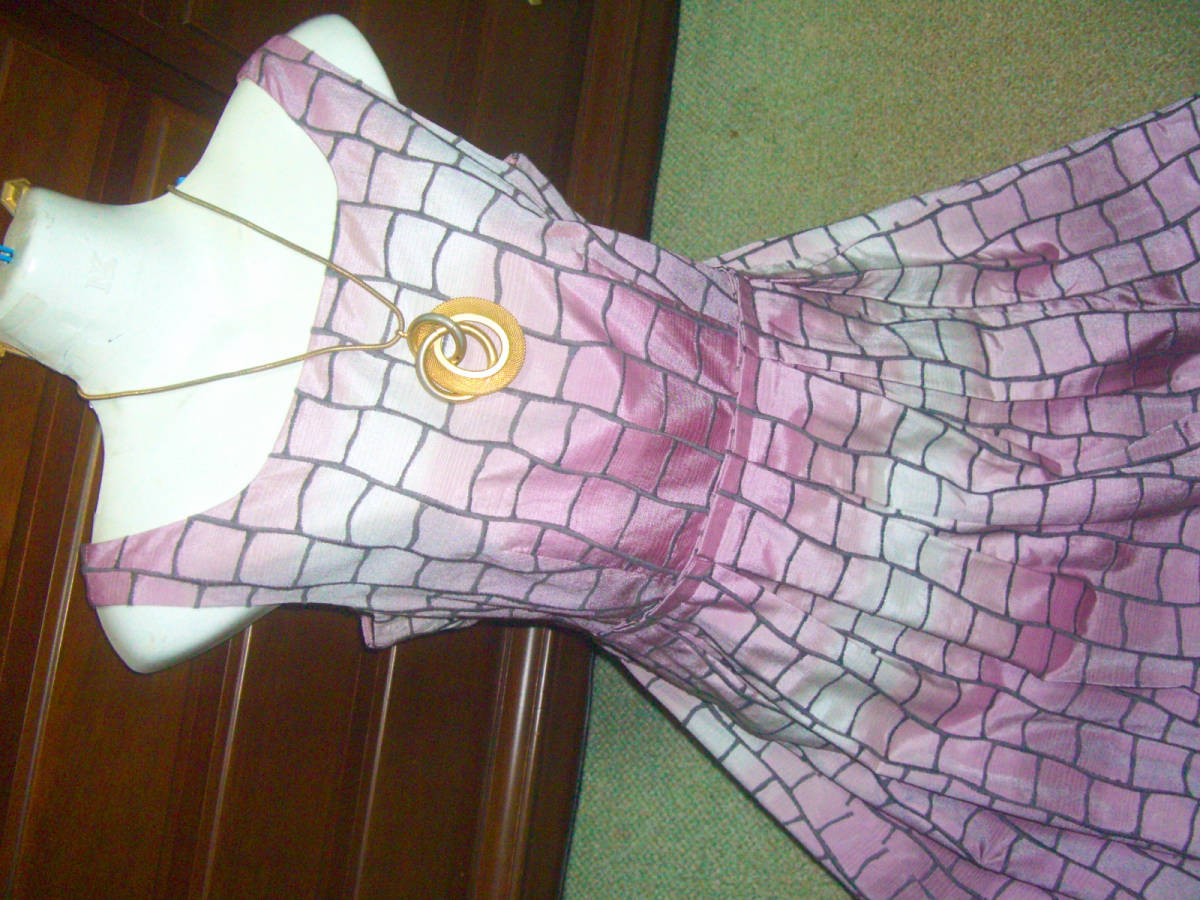 Lより大きい★7万★脇下49★シビラ★タフタ+総刺繍★凹凸豪華★くすみピンク★フレアーワンピ―ス ★披露宴 パ‐ティ 拍卖