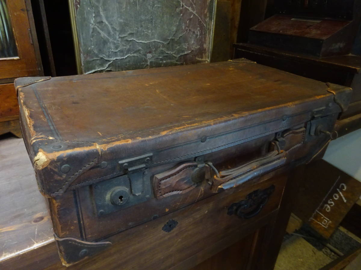 【大型の鍵付き本革トランク】真鍮金具レザーバッグドクターバッグ旅行鞄古道具アンティーク本革インテリア古着ヴィンテージカフェ拍卖