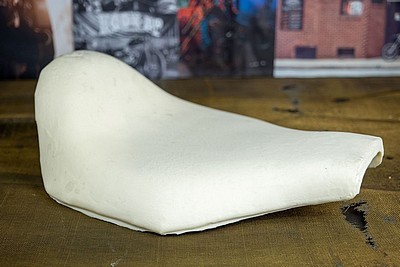 BT Choppers製ミルウォーキーエイト用シートファームです。 ブレイクアウトとファットボーイの18年式以降のモデルに適合します。拍卖