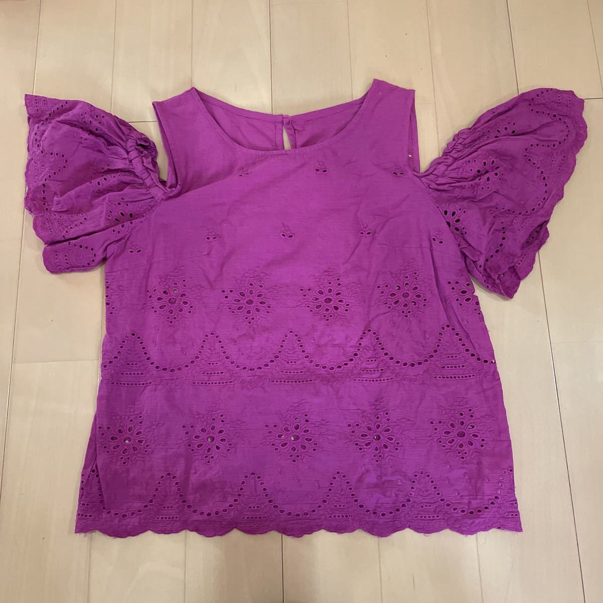 送料無料 INGNI オフショルダー 肩出しトップス 紫 パープル サイズM 綿100% コットン100% 送料込み拍卖