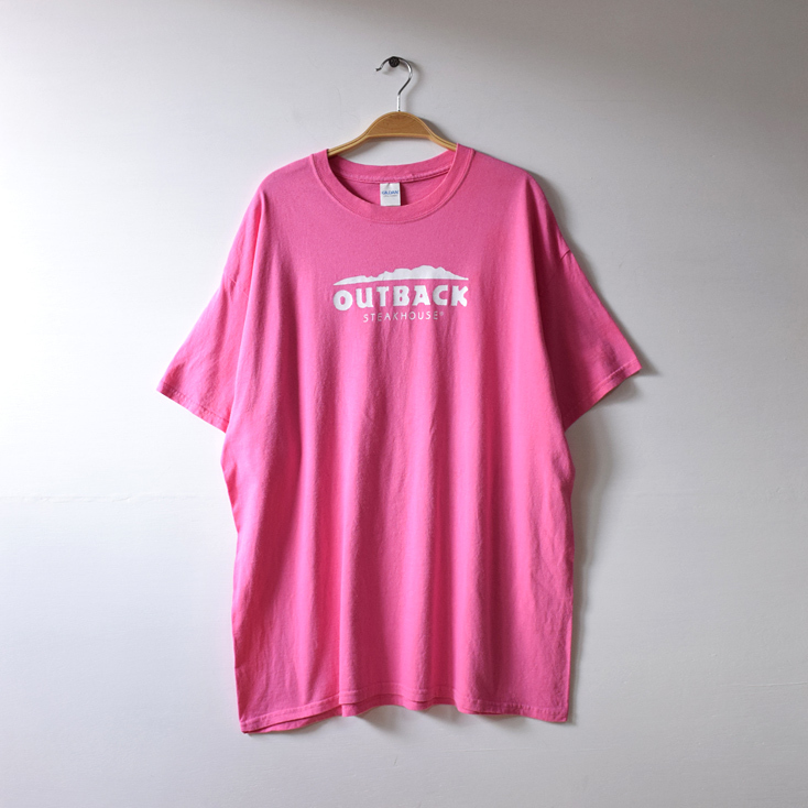 【送料無料】アウトバック ステーキハウス ロゴプリント ビッグサイズ Tシャツ メンズXL ピンク色 OUTBACK USA アメリカ古着 BB0150拍卖