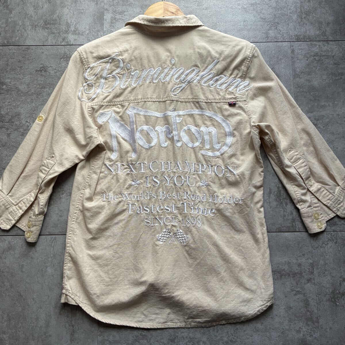 【美品・M】英国の伝説が走る NORTON ノートン ワークシャツ 七分袖 シャツ 刺繍 バックロゴ ロールアップ ベージュ メンズ バイカー拍卖