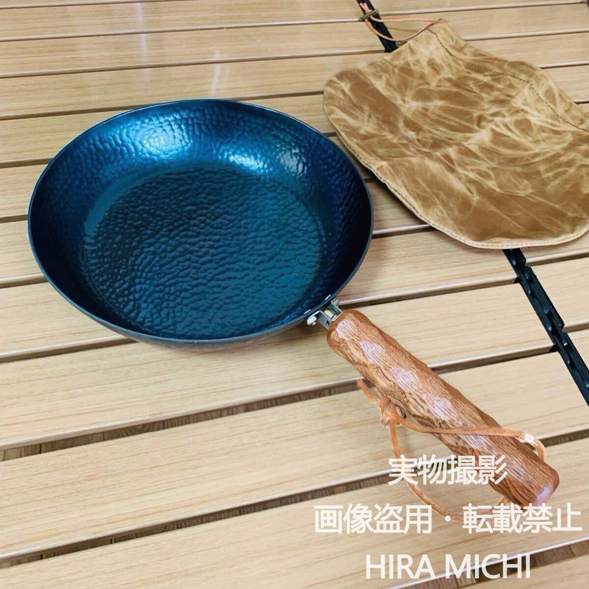 アウトドア用 鍛造鉄フライパン 22cm 厚さ2mm 約900g 名栗加工木製ハンドル 鉄板調理 キャンプ 登山 BBQ 収納ケース付き PH126拍卖