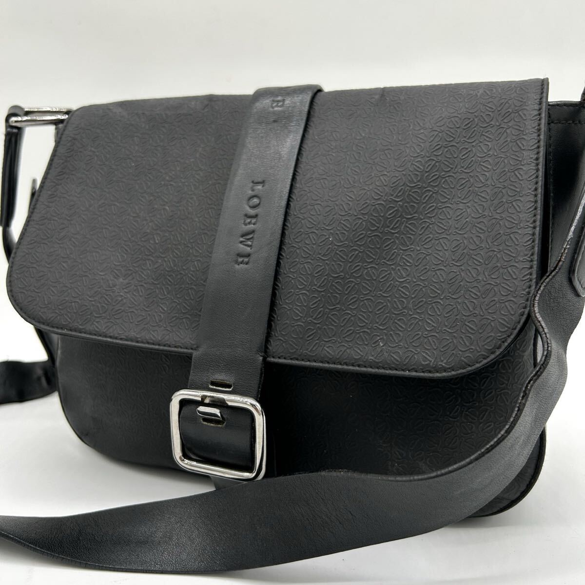 1円 ◆美品◆ LOEWE ロエベ ショルダーバッグ メッセンジャー リピートアナグラム レザー エンボス 総柄 ブラック 黒 メンズ レディース拍卖