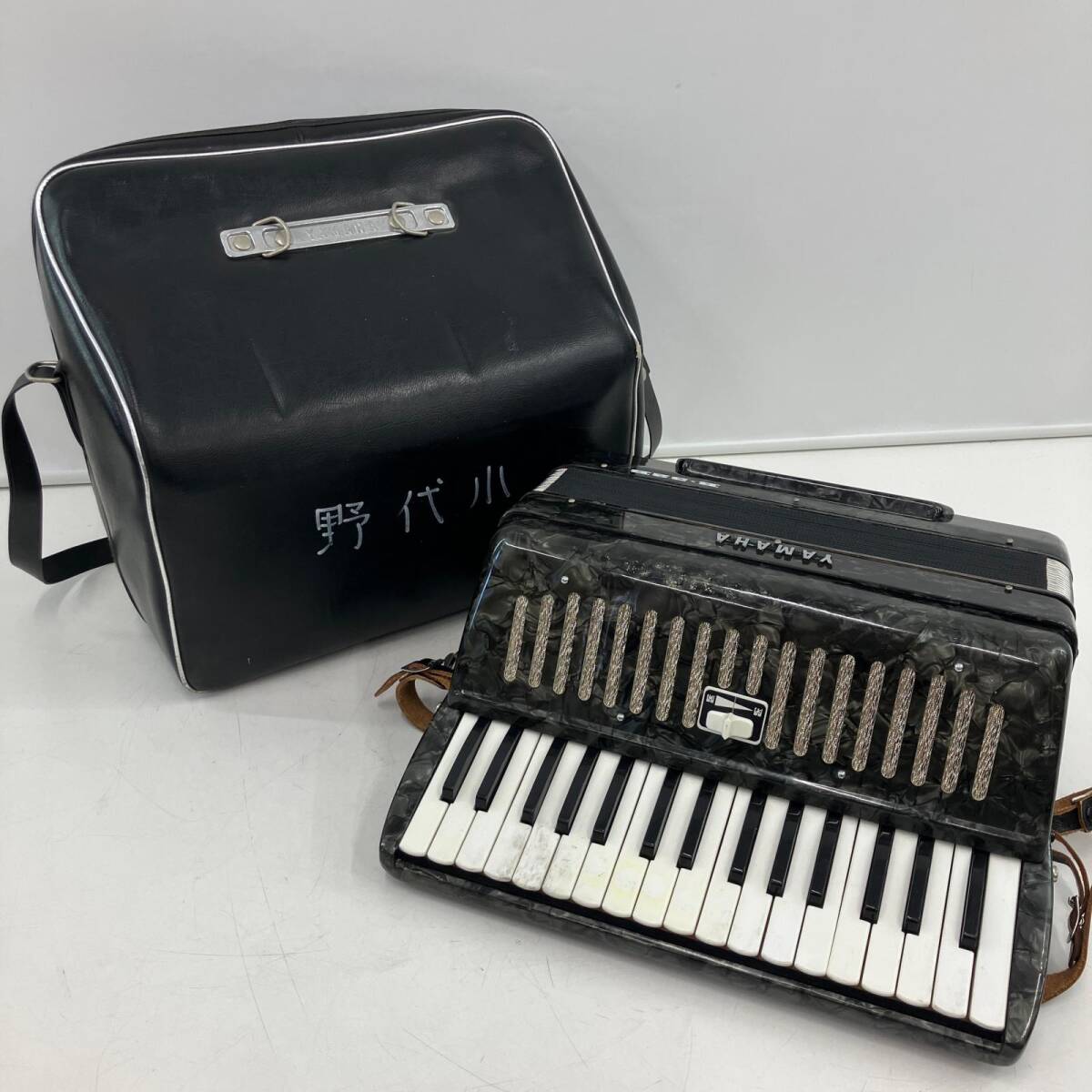 △ ヤマハ YAMAHA アコーディオン 楽器 B-32B ブラック レトロ 蛇腹 吹奏楽 管楽器 音楽部 軽音楽 演奏 昭和 ヴィンテージ 中古 現状品拍卖
