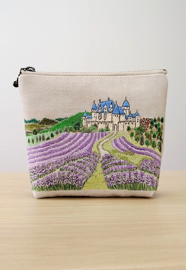 手刺繍 ラベンダー畑と古城のミニポーチ ・刺繍ポーチ・ 小物入れ・・・ハンドメイド拍卖