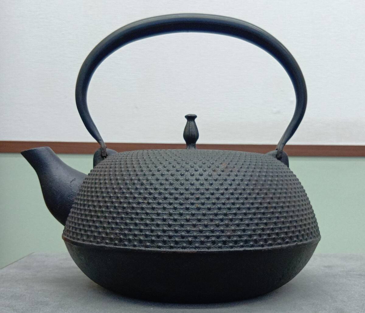 #6035 南部鉄瓶 南部鉄器 重量2.6kg 中古品 箱無し 鉄瓶 鉄器 霰 あられ 急須 水注 湯沸 煎茶道具 茶道具 美術品 工芸品 昭和 レトロ拍卖