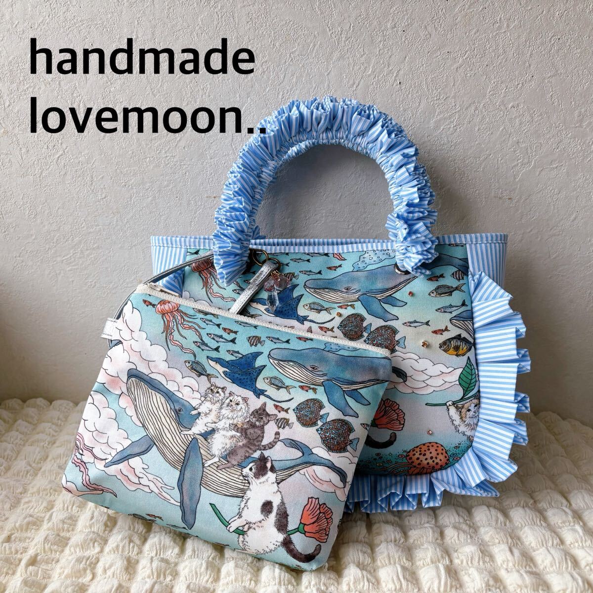 ハンドメイド*+.猫ちゃんクジラに乗ってお散歩(猫.クジラ..クラゲ.お魚..)ふりふり持ち手+キラキラ+大き目貴重品用ポーチ付:ふっくらトート拍卖