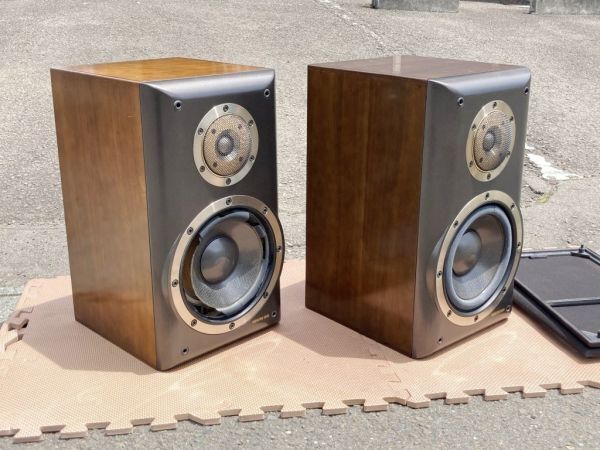 2wayスピーカー ペア 低域:23cmコーン型 高域:2.5cmドーム型 レジンコンクリート製バッフル採用 重量16kg/1本 幅257x高さ452x奥行308mm拍卖