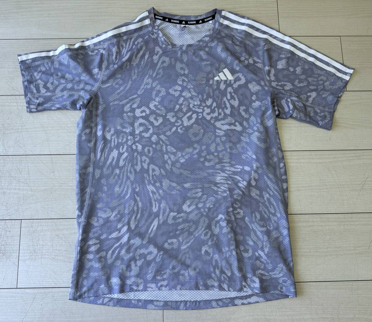 アディダス/adidas/オウン ザ ラン スリーストライプ半袖Tシャツ/グレー/JD7774/Mサイズ拍卖