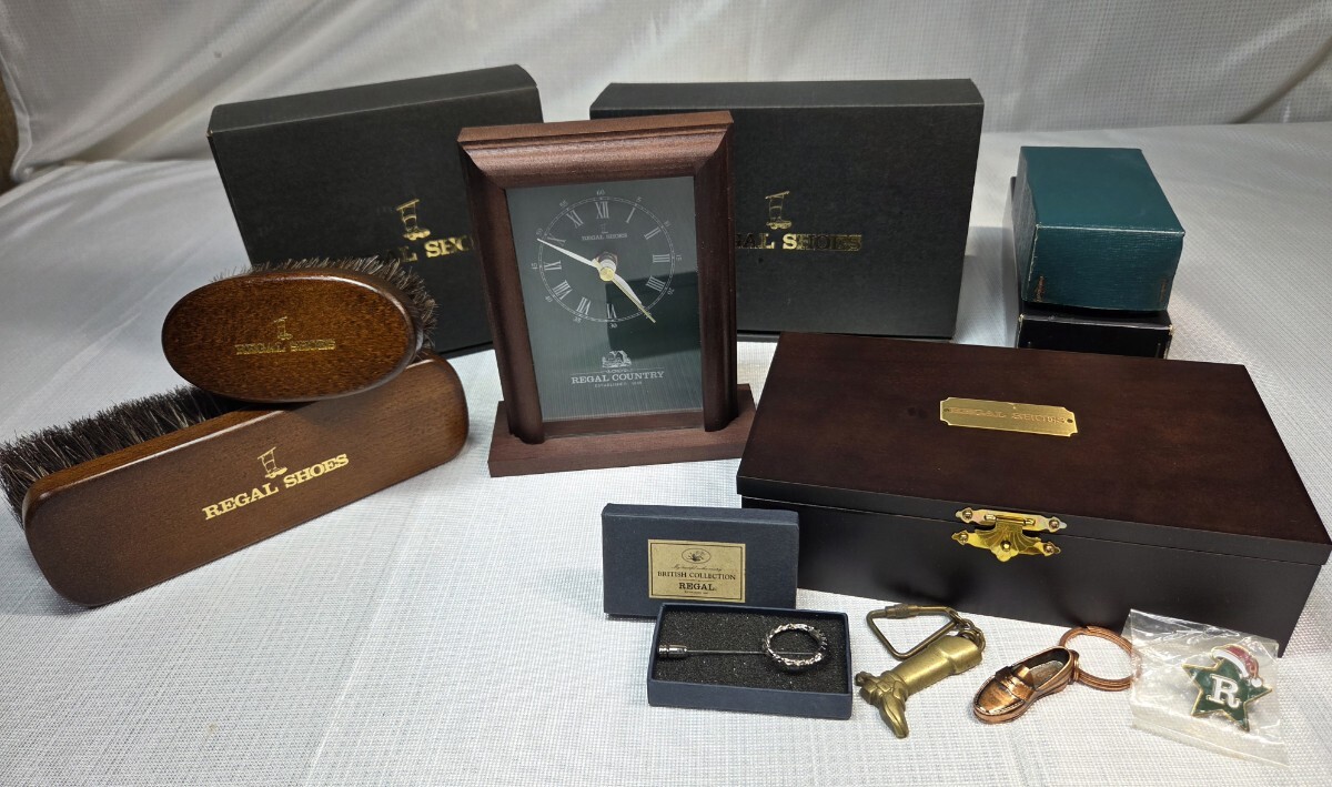 リーガル REGAL SHOES 置き時計 木製BOX ブラシ キーホルダー ピンバッジ 他 まとめて拍卖