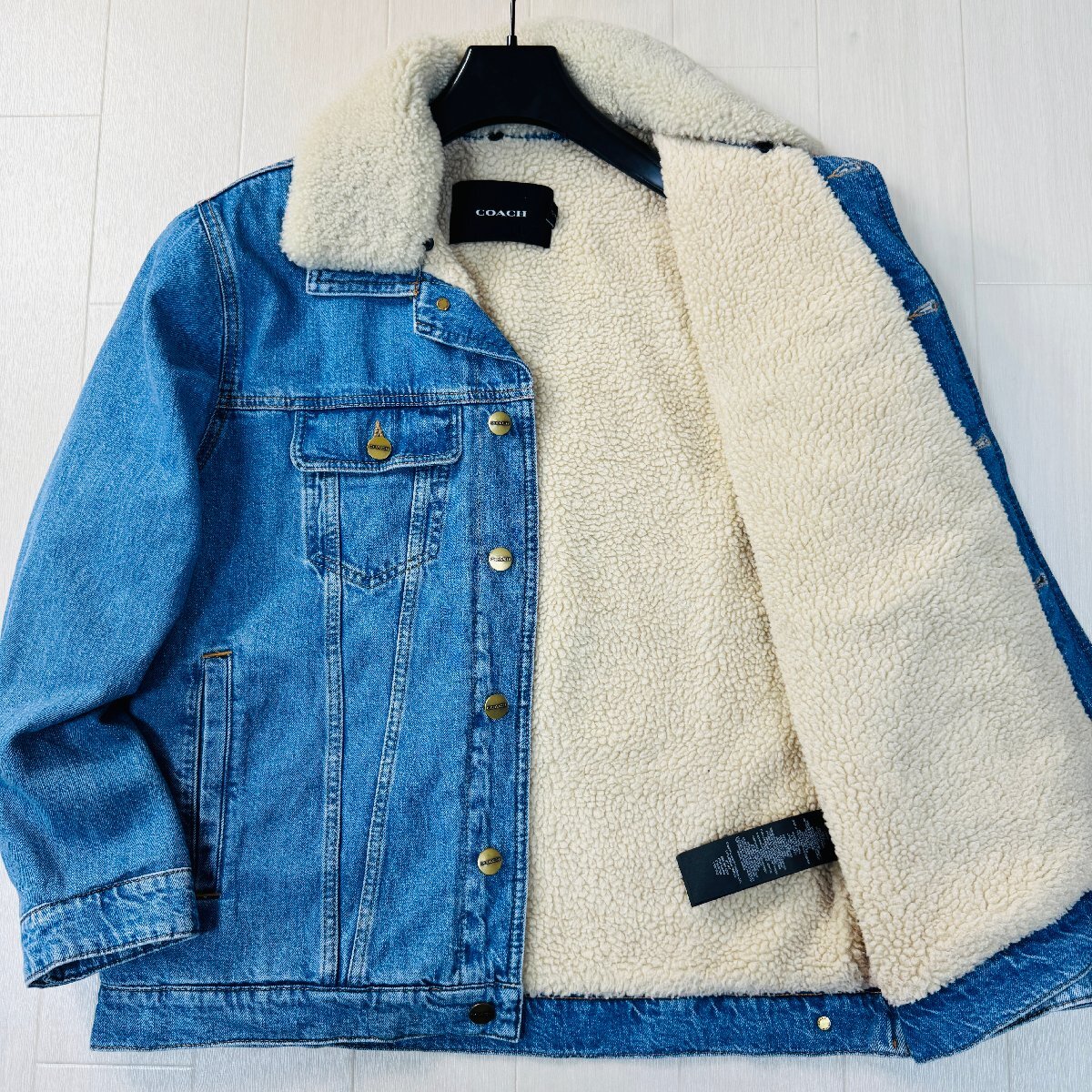 美品/M-L相当●コーチ COACH 襟ムートン 羊毛皮 裏ボア デニムジャケット Gジャン ブルゾン アウター レザーワッペン 牛革 メンズ 青拍卖