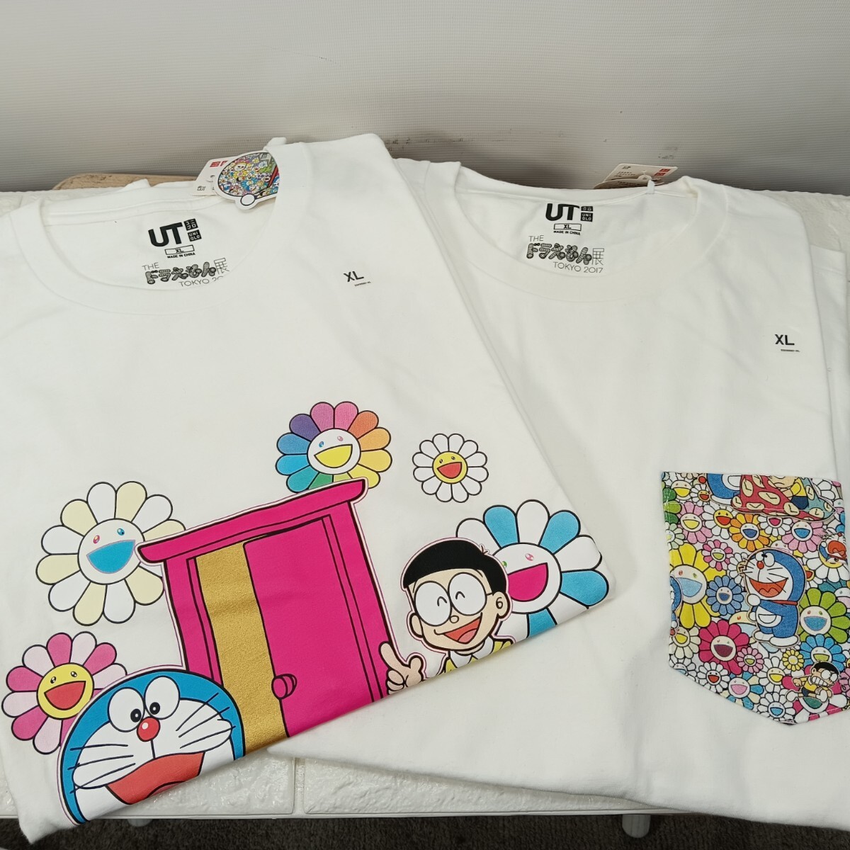 6H-J10 新品2枚まとめ サイズXL ユニクロ UT ドラえもん 村上隆 コラボ Tシャツ 白 THE ドラえもん展 どこでもドア 総柄ポケット タグ付拍卖