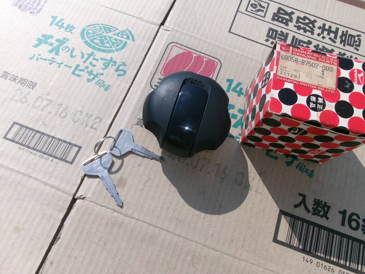 旧車、ダイハツ純正品、適合不明、ハイゼット系?キー付、燃料キャップ、品番69058-87502-000、ハイゼットS65、S80、S100拍卖