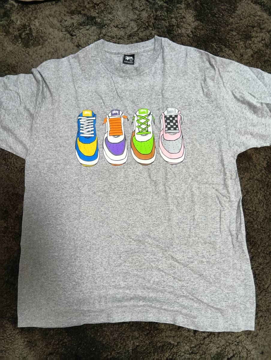 STUSSY スニーカーロゴ Tシャツ グレー XLサイズ拍卖