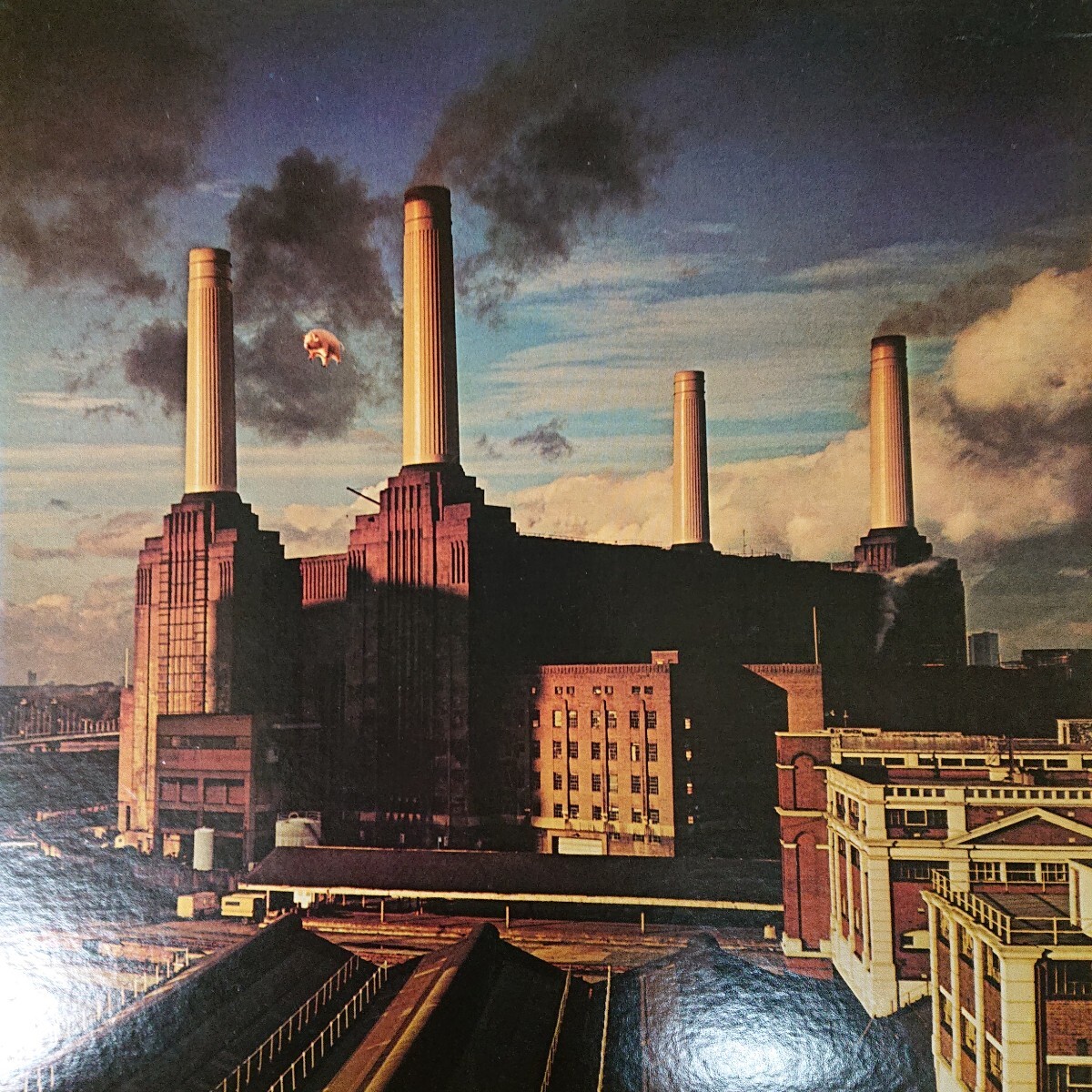 LP /ピンク・ フロイド PINK FLOYD〈アニマルズ〉シール付、ジャケット背部焼け有、裏左側スレ線有(掲載画像参照)拍卖