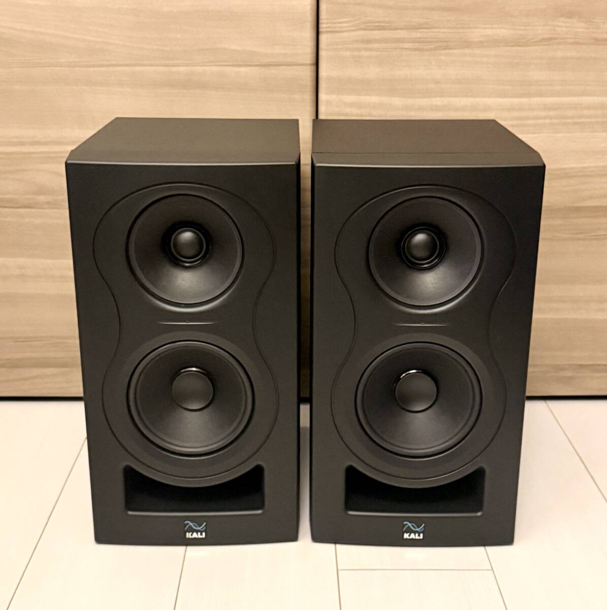 ほぼ新品 Kali Audio IN-5 スタジオモニタースピーカーペア 2本セット パワードスピーカー 国内正規品 NEUMANN(ノイマン)GENELEC拍卖