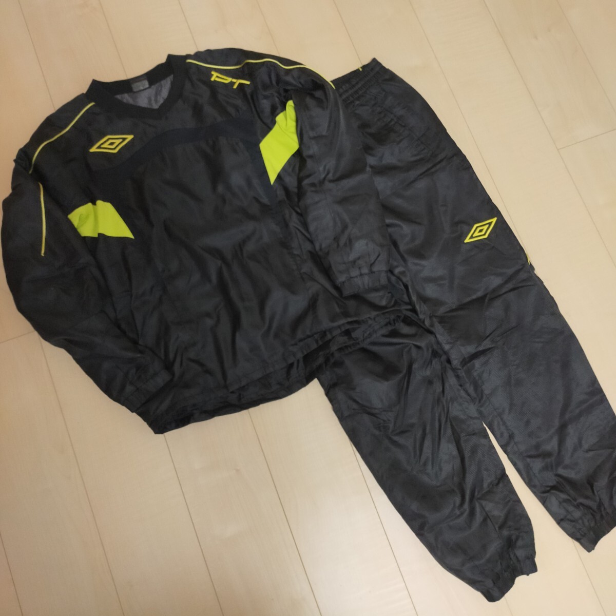 UMBRO アンブロ 中綿ナイロンセットアップ ピステ パンツ ジャージ M ブラック(黒)拍卖