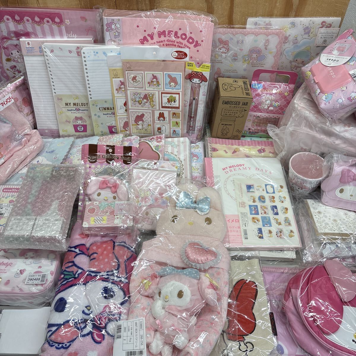 (112) サンリオ グッズ マイメロ 多数 他 キティ キキララ など 他 文房具 雑貨 小物 ポーチ タオル など 未開封品 大量 まとめて拍卖