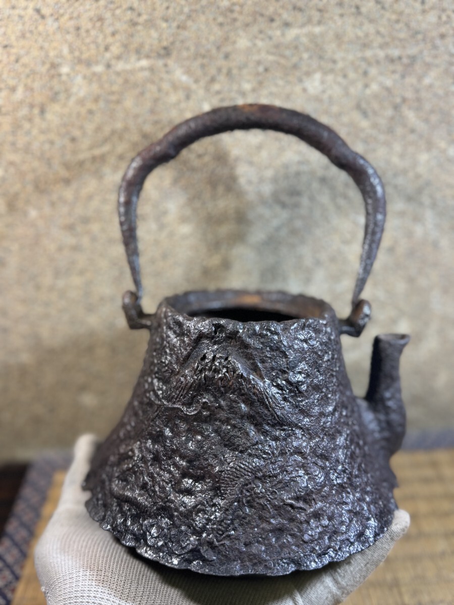 小振り 龍文堂 富士型 雲龍 明治時代 鉄瓶 煎茶道具拍卖