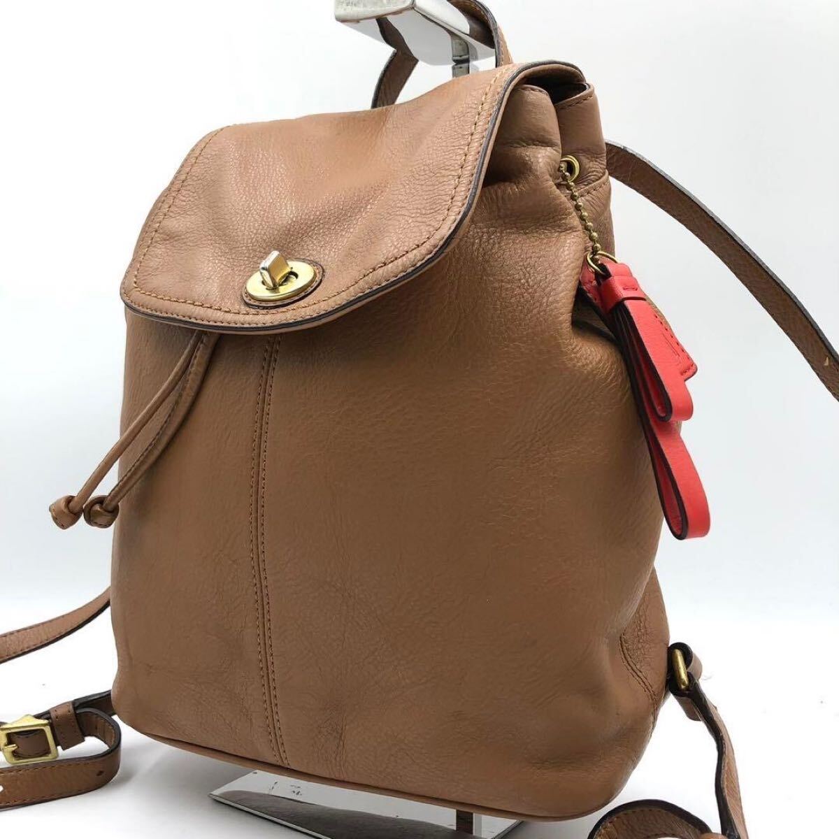 【美品】 COACH コーチ リュック バックパック レザー ターンロック ブラウン ゴールド 巾着 赤チャーム拍卖