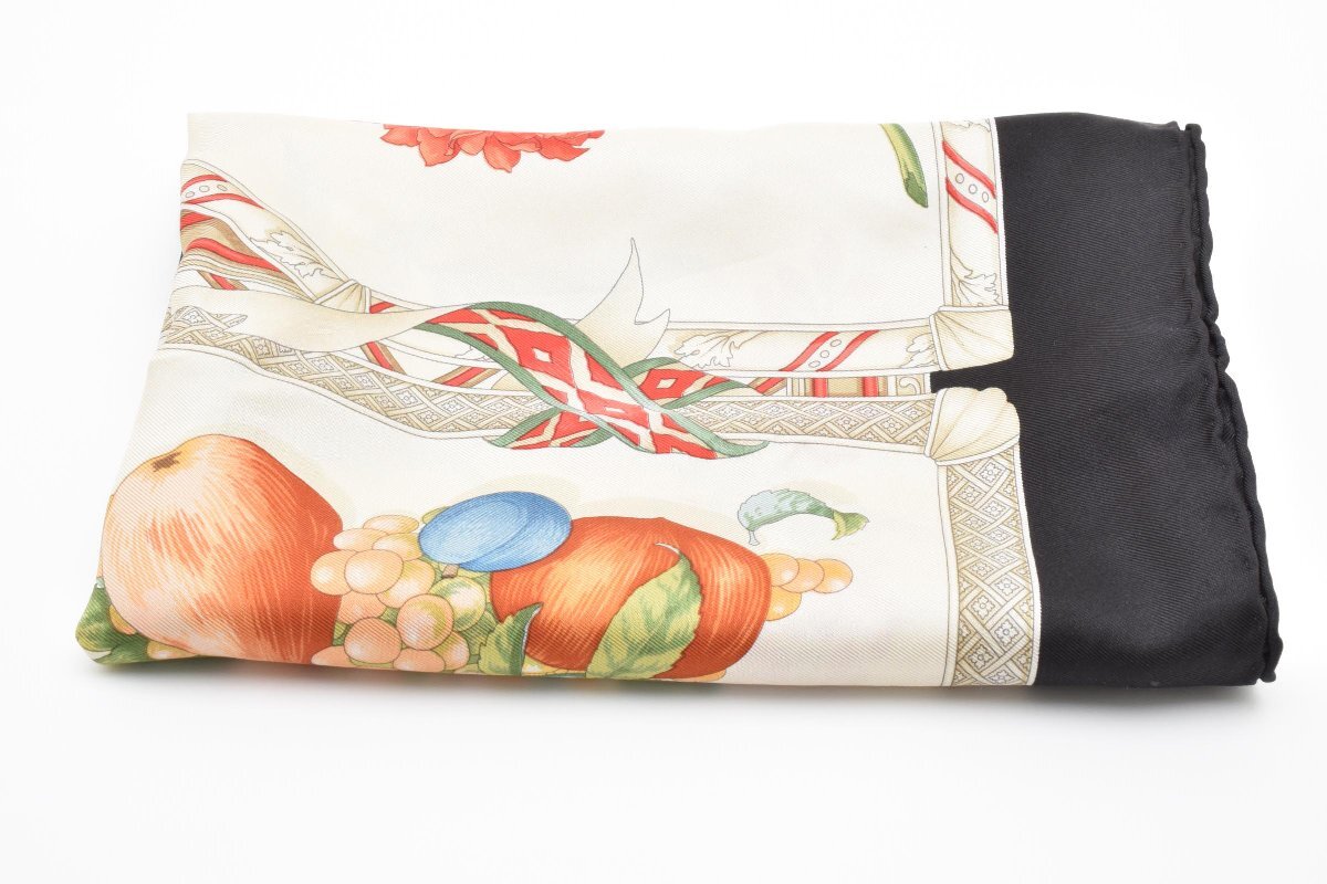 フェラガモ スカーフ ブラック×アイボリー系 果物 鳥 花 Salvatore Ferragamo拍卖