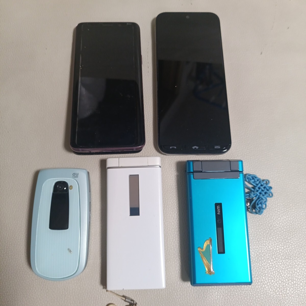 1円スタート。ガラケー・スマートフォン 5台まとめ売り 動作未確認 ジャンク品 スマホ1台電池膨張拍卖