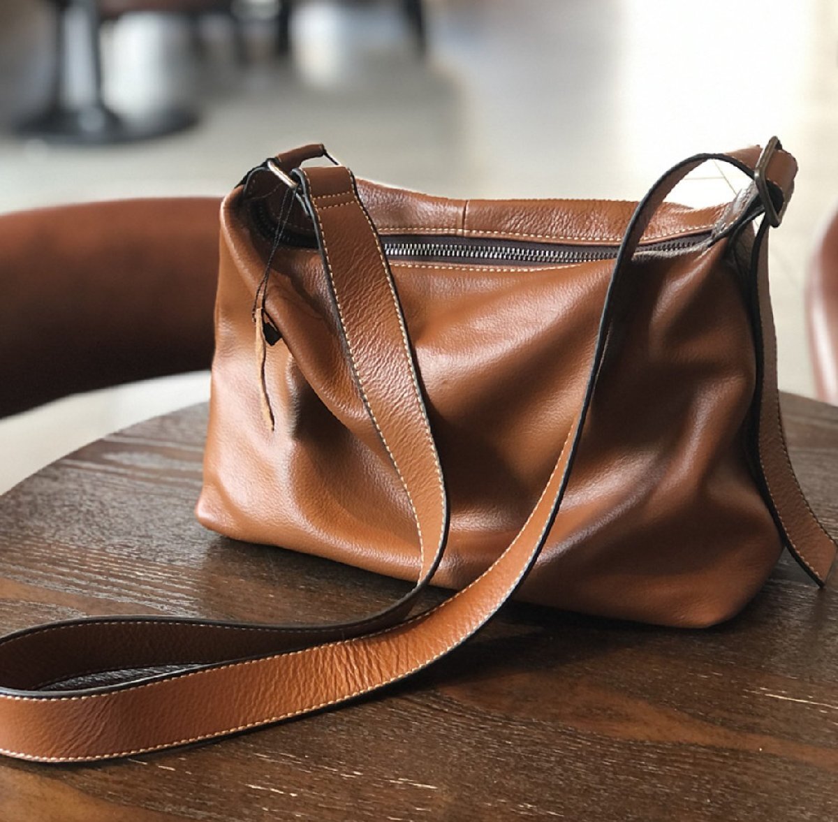 【春屋革具】 新品★レザーホーボーショルダーバッグ 本革 牛革 調整ワイドストラップ フルファスナー 大容量 A4 カジュアル通勤拍卖