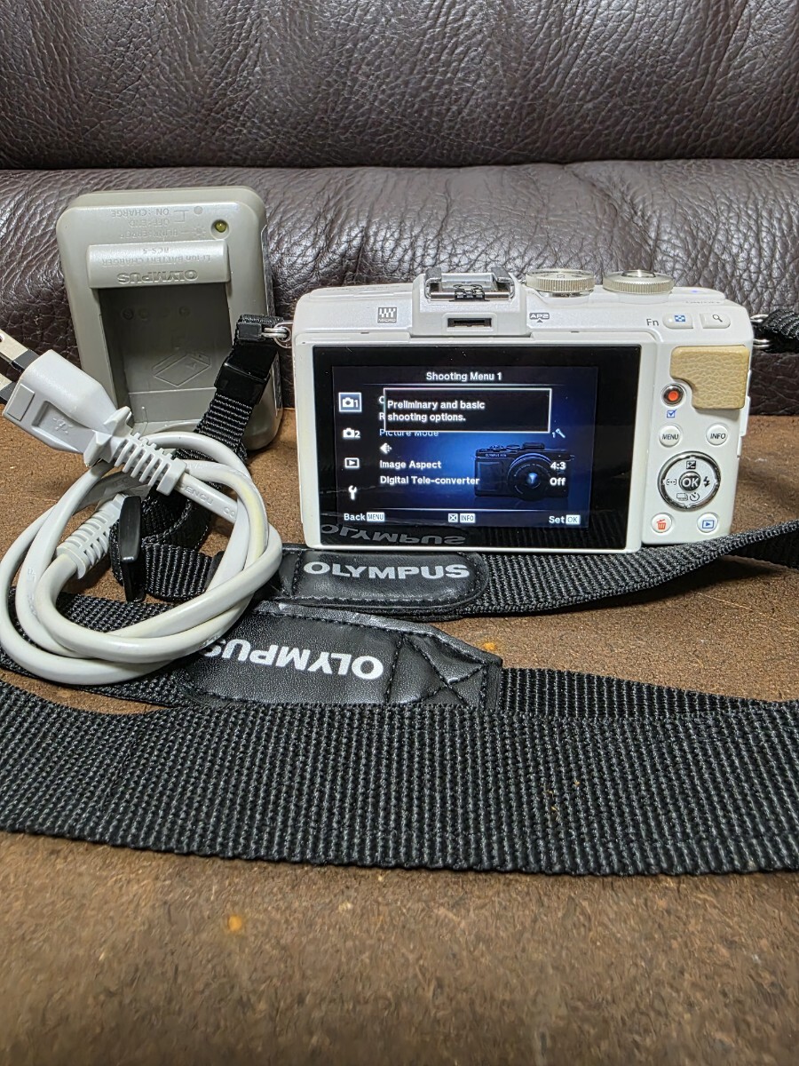 F227 動作確認済★ OLYMPUS PEN Lite E-PL7 ボディ ホワイト + 付属品セット / ストラップ・バッテリー・充電器・2GB SD付拍卖