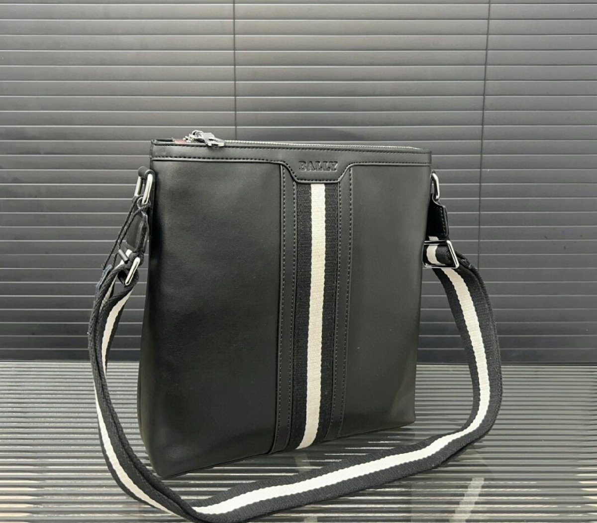 BALLY バリー メンズ ショルダーバッグ 斜め掛け クロスボディ ストライプライン拍卖