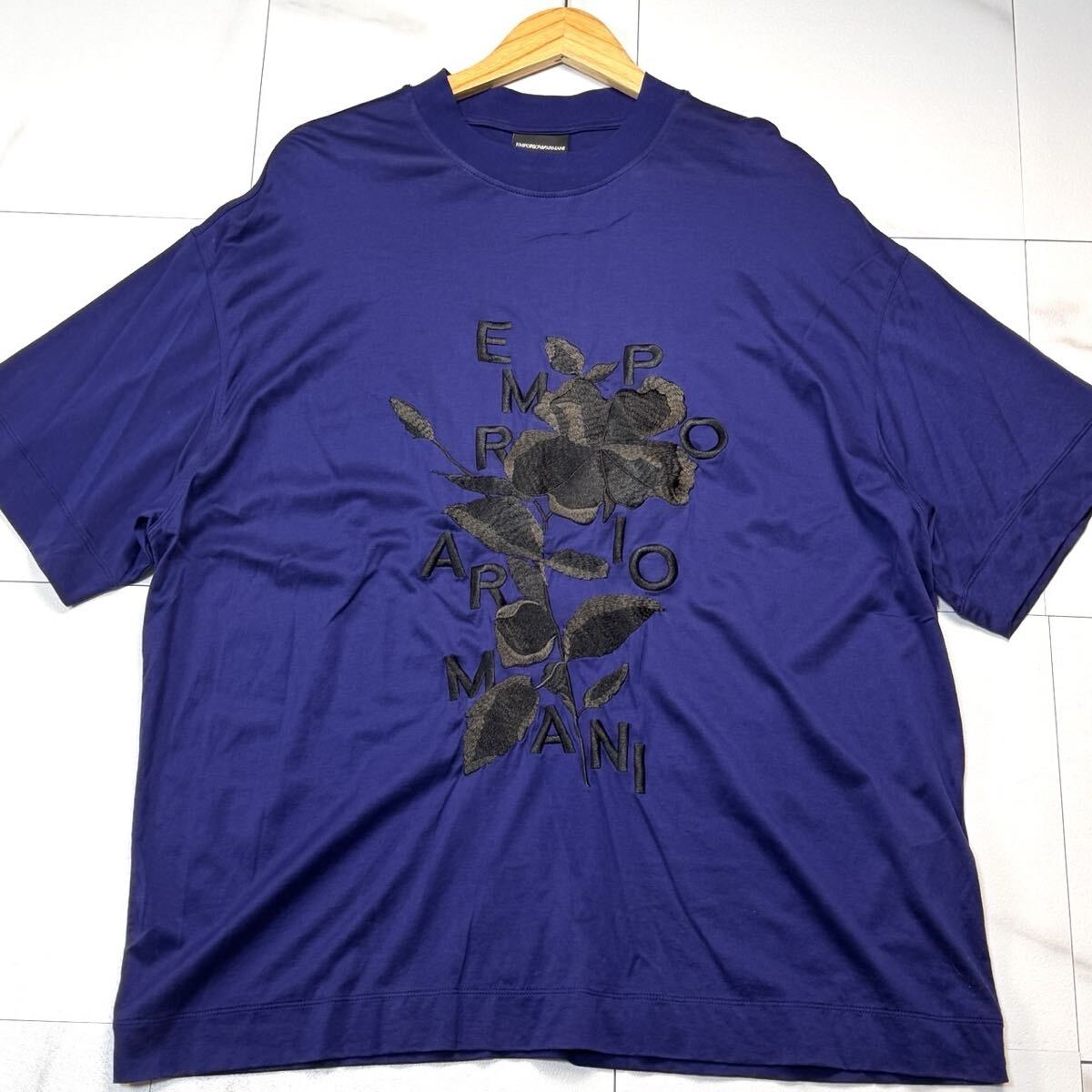極美品/ XLサイズ EMPORIO ARMANI エンポリオ アルマーニ Tシャツ 半袖 フラワー刺繍 カットソー ブランドロゴ 拍卖