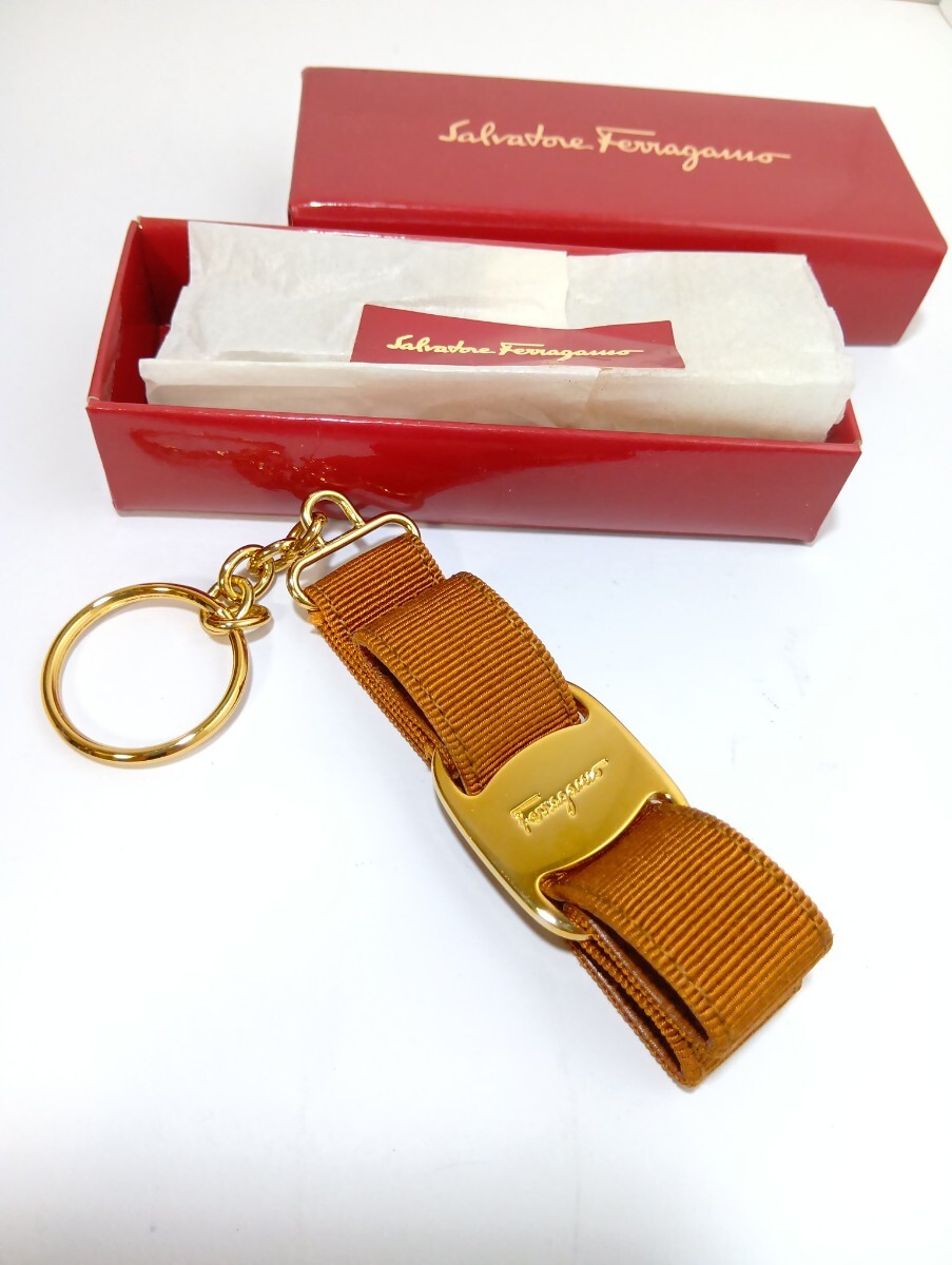 1円【極美品/箱付】Salvatore Ferragamo サルヴァトーレフェラガモ キーリング ヴァラ リボン ブラウン チャーム アクセサリー拍卖