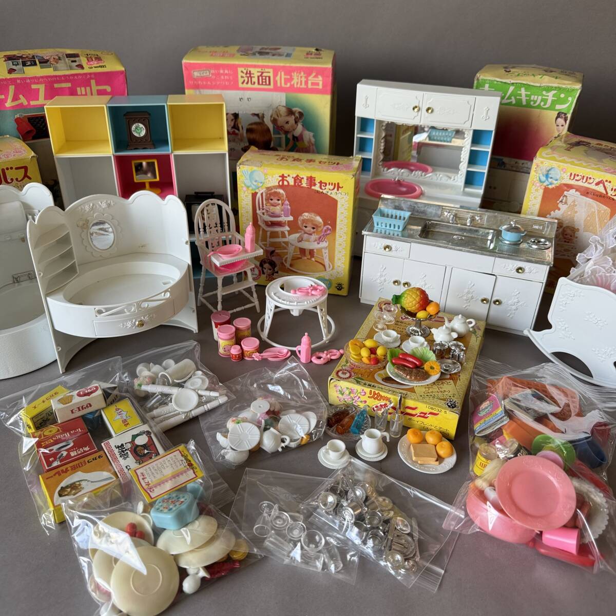 MS4738 リカちゃん 家具 小物 大量 まとめて 箱ありなど 白い白い家具セット ふたごの赤ちゃん キッチン 食べ物 食器 メニュー 当時物拍卖