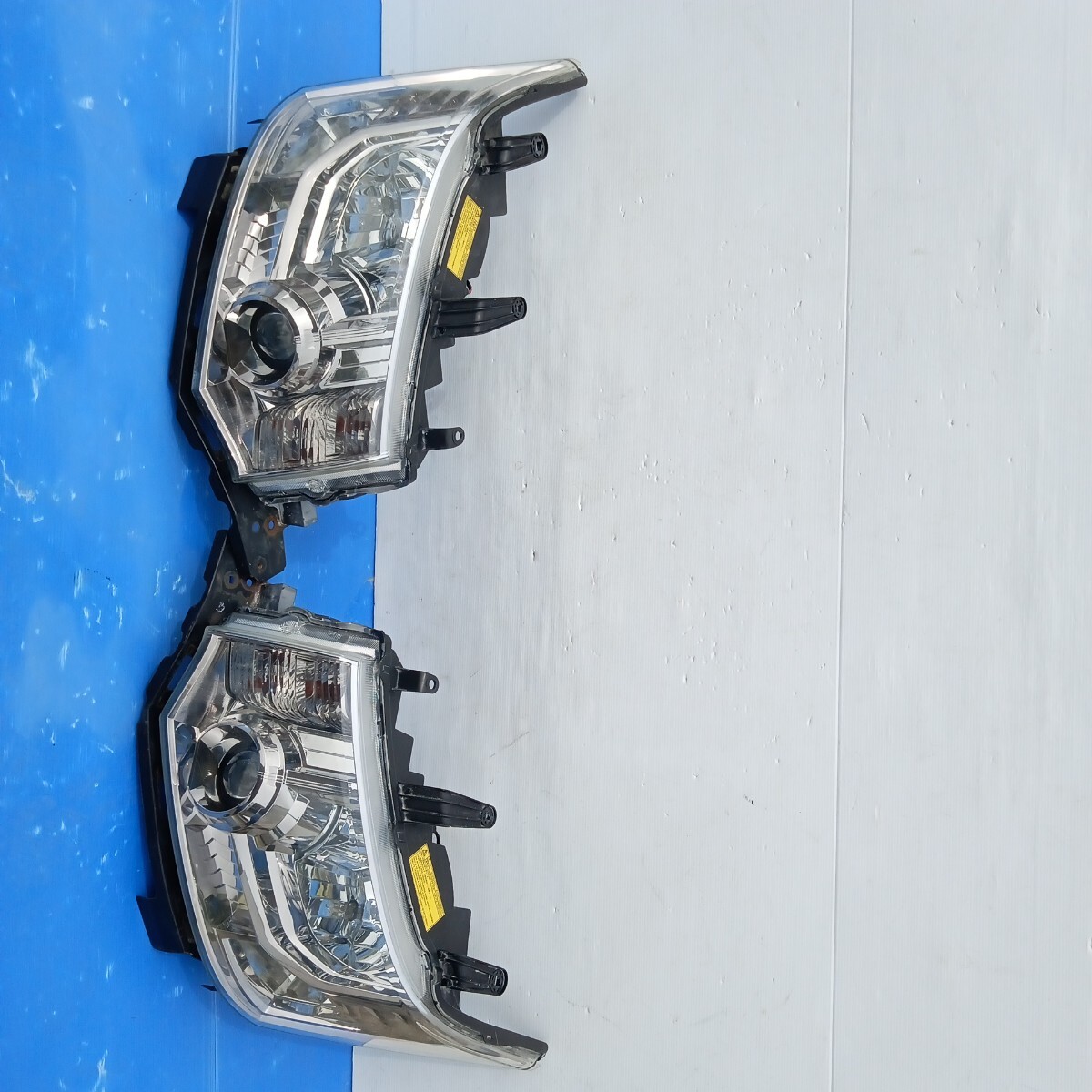 三菱 デリカD:5 CV1W CV2W CV4W CV5W 純正 HID ヘッドライト 左右セット KOITO 100-87918拍卖