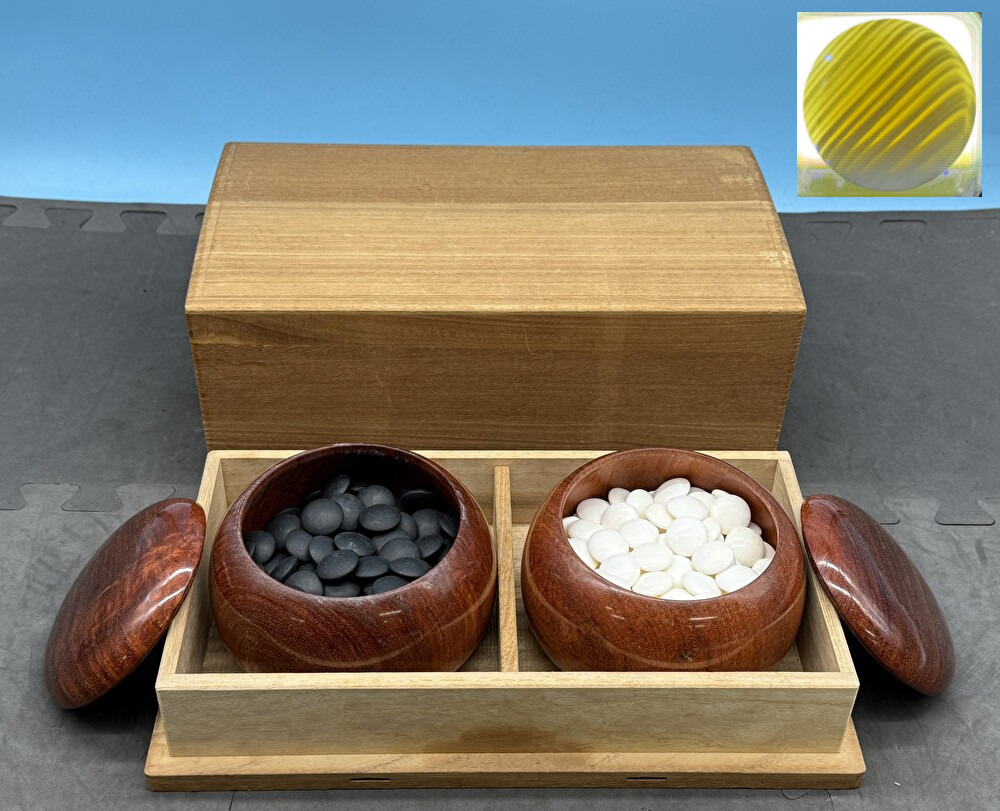 SY7-61 碁石 蛤白石 30号 184個 厚さ約8.4㎜ 重量約5.5g 黒石 30号 182個 厚さ約8.7㎜ 重量約5.7g 桐箱付 現状品 保管品拍卖