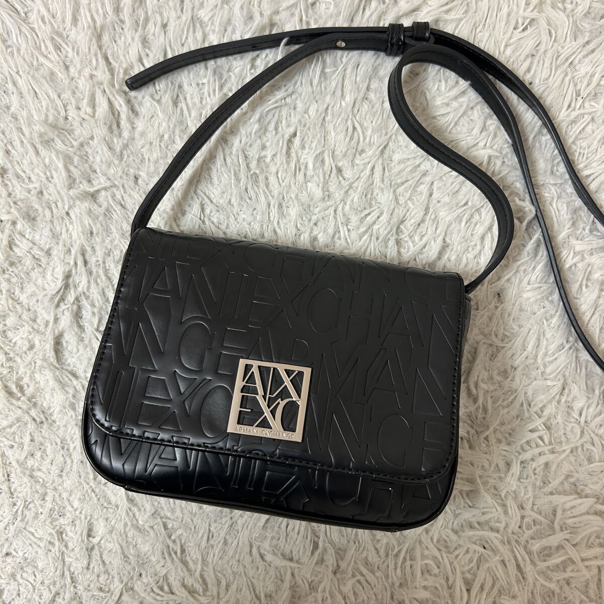 1円 ARMANI アルマーニエクスチェンジ エンボス総柄 ロゴ金具 サコッシュ ショルダーバッグ クロスボディバック 斜め掛け メンズ ブラック拍卖