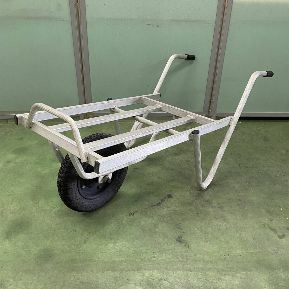 【H-4693】中古品 アルミ コンテナカー 一輪車 荷台高さ約350×長さ約870×横幅約520 【引き取り限定・静岡県浜松市】拍卖